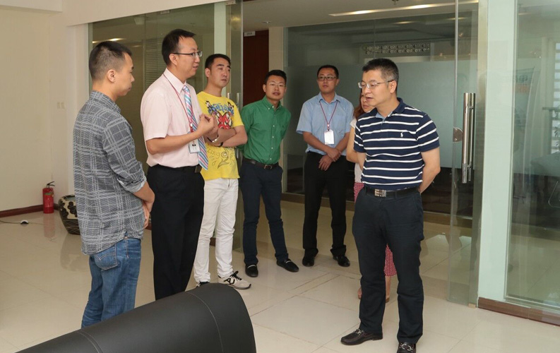 重慶市渝北區(qū)人民政府相關(guān)領(lǐng)導(dǎo)蒞臨云南天度集團(tuán)考察，雙方將于近日簽訂投資合同，天度集團(tuán)將在重慶投資設(shè)立控股子公司-重慶天度網(wǎng)絡(luò)信息技術(shù)有限公司，并建立200人規(guī)模的專業(yè)技術(shù)研發(fā)基地，此后將大大增強(qiáng)天度技術(shù)研發(fā)實(shí)力和公司綜合優(yōu)勢(shì)