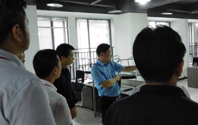 賴區(qū)長鼓勵重慶天度網(wǎng)絡公司要多進行創(chuàng)新，并就天度未來發(fā)展方向做出重要指示。