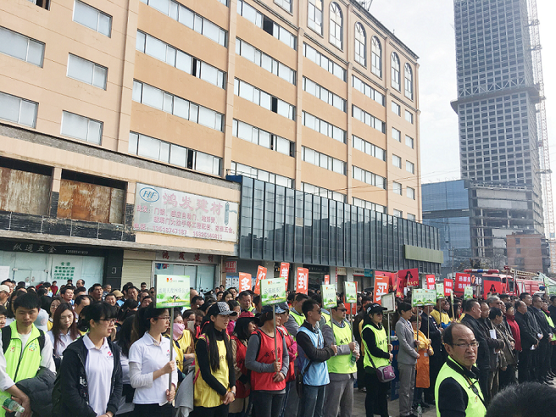 2017年3月5日，是我國第54個(gè)學(xué)雷鋒紀(jì)念日。3月份的春天萬物復(fù)蘇，百花齊放。陽光透過淡薄的云層照耀著大地，它的萬道金光愉快地普照著萬物。春風(fēng)拂面,是那么清柔,那么親切,就像是雷鋒的精神一直溫暖著、鼓舞著我們!