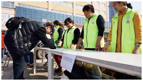 活動(dòng)以&ldquo;做好事做善事做志愿者&rdquo;為主題，倡導(dǎo)節(jié)能減排、低碳出行、綠色出行的生活方式，鼓勵(lì)市民低碳出行。同時(shí)，在云紡的活動(dòng)現(xiàn)場，昆明市青基會(huì)帶來了&ldquo;一家衣等于愛&rdquo;衣服回收箱，市民將廢舊的衣服投放到箱內(nèi)，志愿者送上一盆綠色植物或者一本圖書。