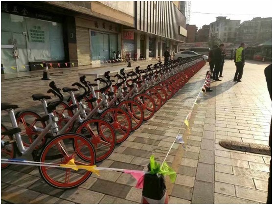 上午11點(diǎn)，云南天度投資集團(tuán)有限公司、云紡商業(yè)區(qū)、昆明悅動(dòng)文化傳播有限公司、云南北瑞兔司機(jī)新能源汽車科技有限公司、moblke摩拜單車許多商戶踴躍參加，由150余名志愿者組成的隊(duì)伍開始了浩浩蕩蕩的4公里公益徒步，目的是鼓勵(lì)大家使用零污染的交通工具，降低自然資源的耗損，同時(shí)也是為了讓市民能夠熟知這樣的出行方式，倡導(dǎo)綠色出行。