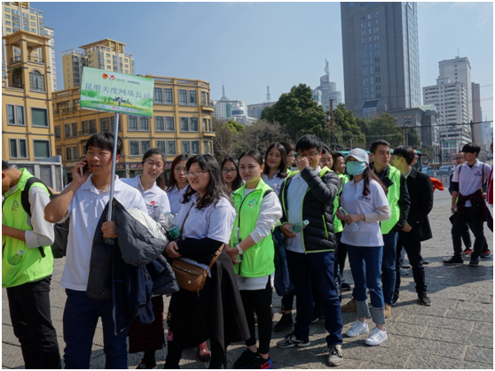 雷鋒精神，人人可學(xué);奉獻(xiàn)愛心，處處可為。積小善為大善，善莫大焉。當(dāng)有人需要幫助時(shí)，大家搭把手、出份力，社會(huì)將變得更加美好。